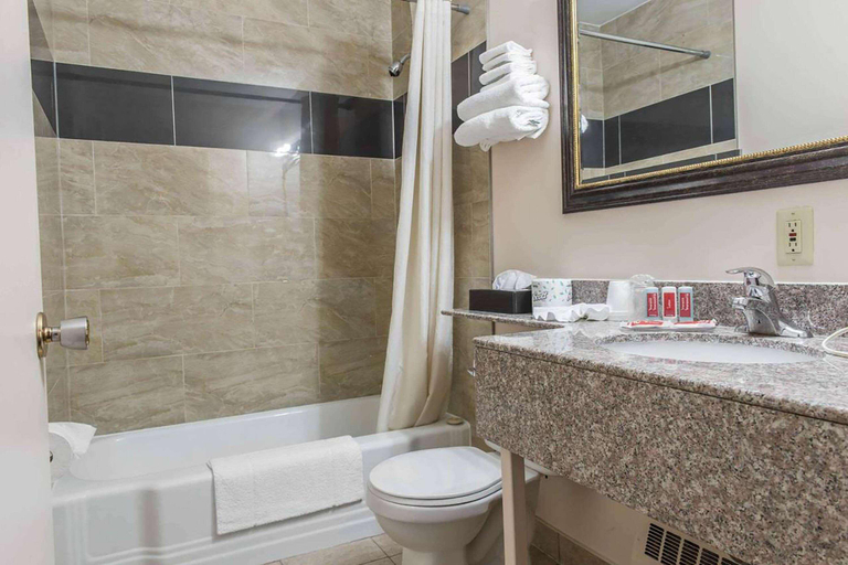 Bathroom 4, Super 8 by Wyndham Pembroke, Renfrew
