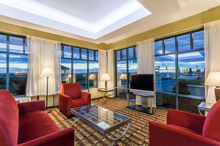 Public Area 2, Days Inn by Wyndham Windsor Locks Bradley Airp, Hartford