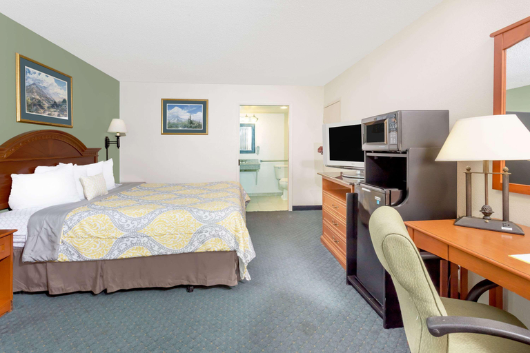 Bedroom 2, Days Inn by Wyndham Cedar Falls- University Plaza, Black Hawk