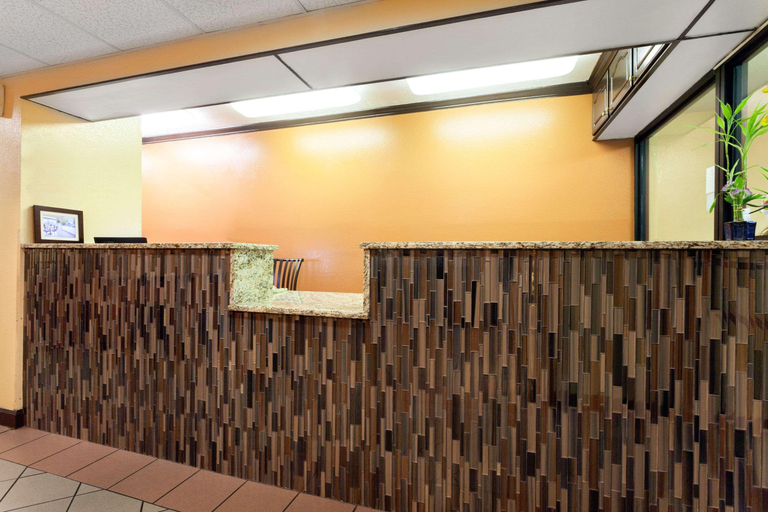 Public Area 2, Super 8 by Wyndham Jackson/North, Hinds