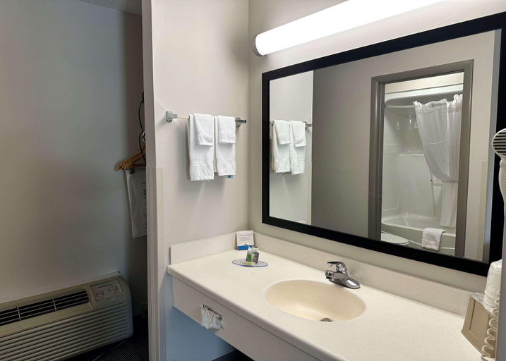 Bathroom 4, Days Inn By Wyndham Valdosta I-75, Lowndes