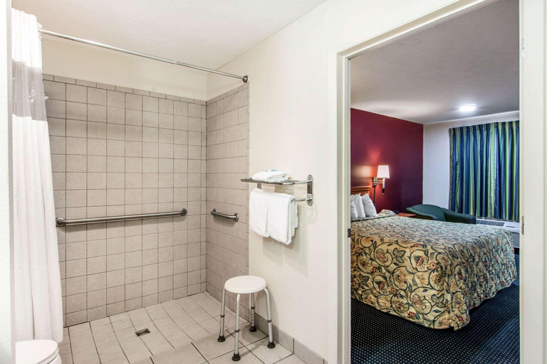 Bathroom 4, Rodeway Inn La Grange East, Troup