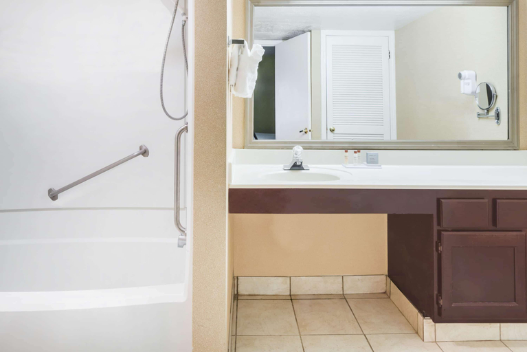 Bathroom 4, Hawthorn Extended Stay by Wyndham Columbus North, Franklin