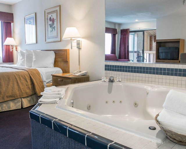 Bathroom 4, Quality Inn Hudsonville South, Ottawa
