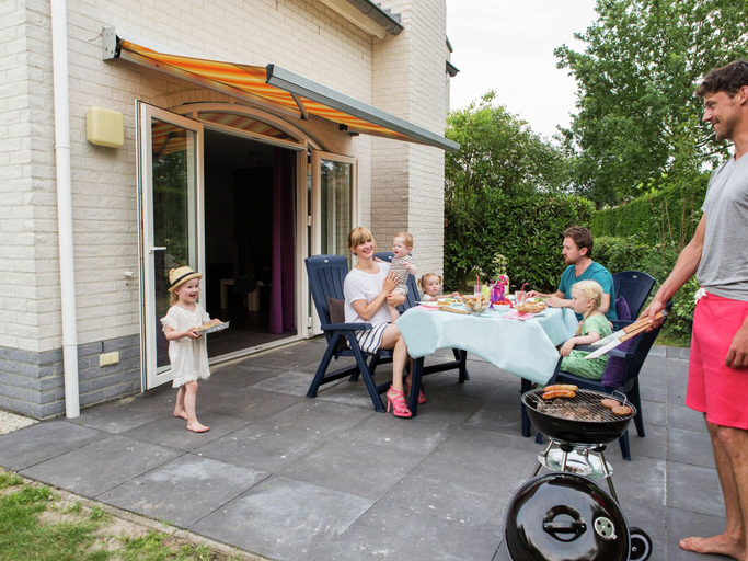 Others 4, Family Pet Escape Arcen, Arcen en Velden