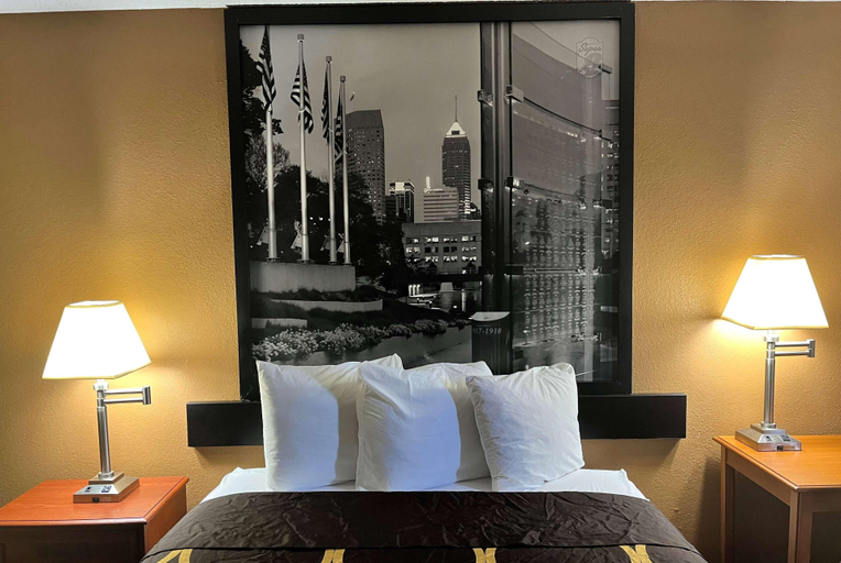 Bedroom 3, Super 8 by Wyndham Indianapolis/NE/Castleton Area, Indianapolis
