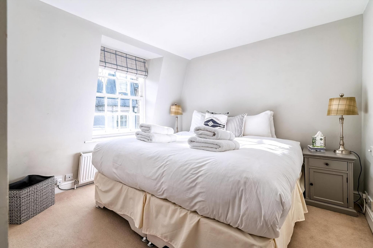 Bedroom 2, Cozy and Spacious Kensington Maisonette, London