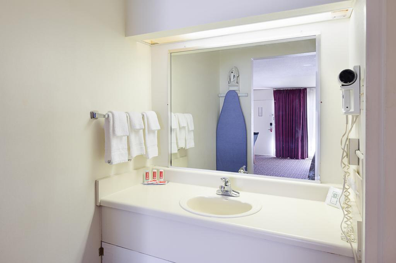 Bathroom 4, Econo Lodge Martinsville, Henry