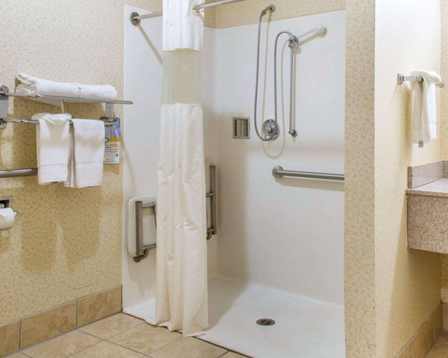 Bathroom, Quality Inn & Suites Meriden Area, New Haven