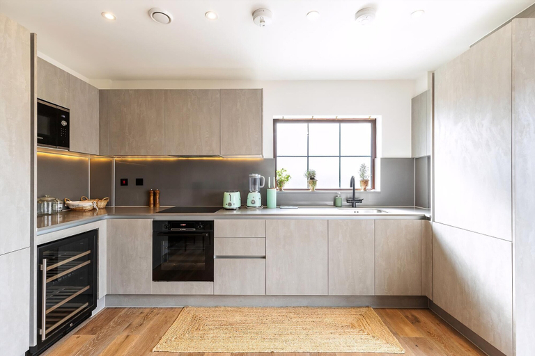 Others 5, City View Spacious 2 Bedroom Penthouse, London