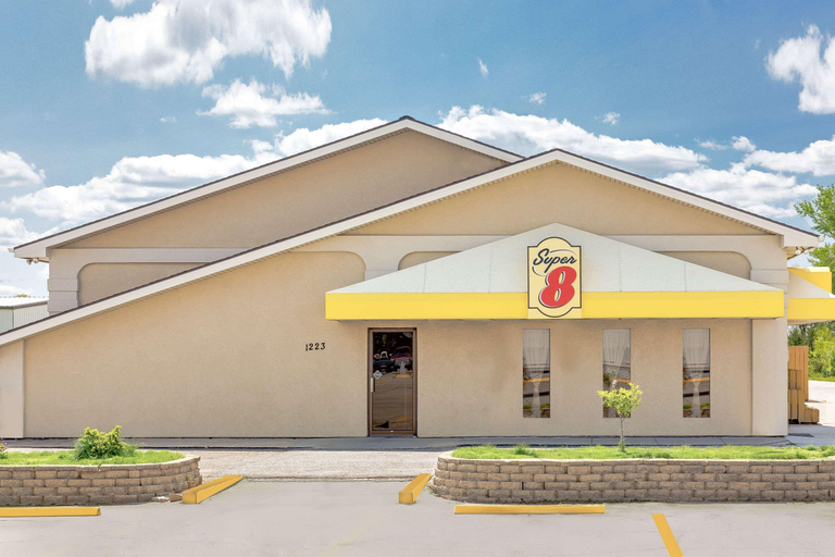 Exterior & Views 2, Super 8 by Wyndham Norfolk, Madison