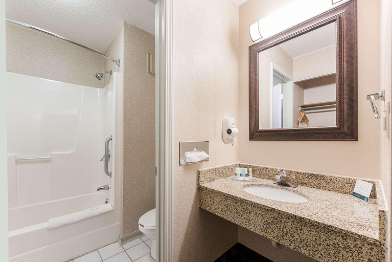 Bathroom 4, Quality Inn Portage, Porter