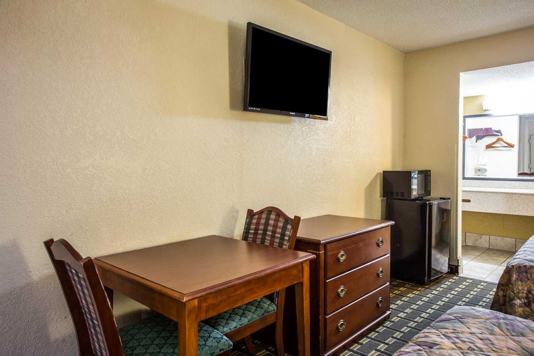 Bedroom 4, Econo Lodge Salisbury, Rowan