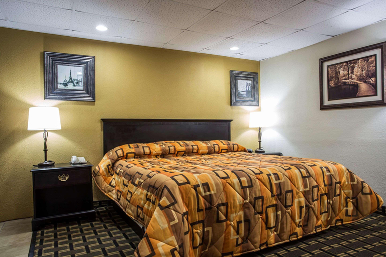 Bedroom 4, Econo Lodge Salisbury, Rowan