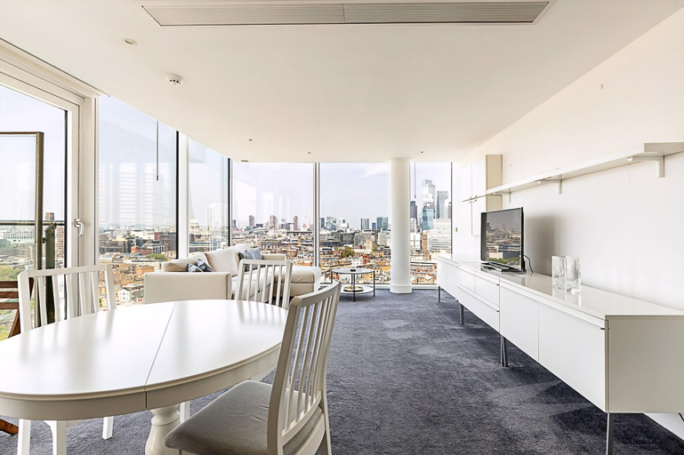 Food & Drinks, Skyline Serenity in Southwark, London