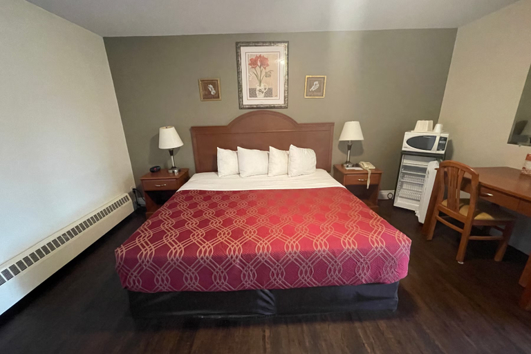 Bedroom 3, Super 8 by Wyndham Pembroke, Renfrew