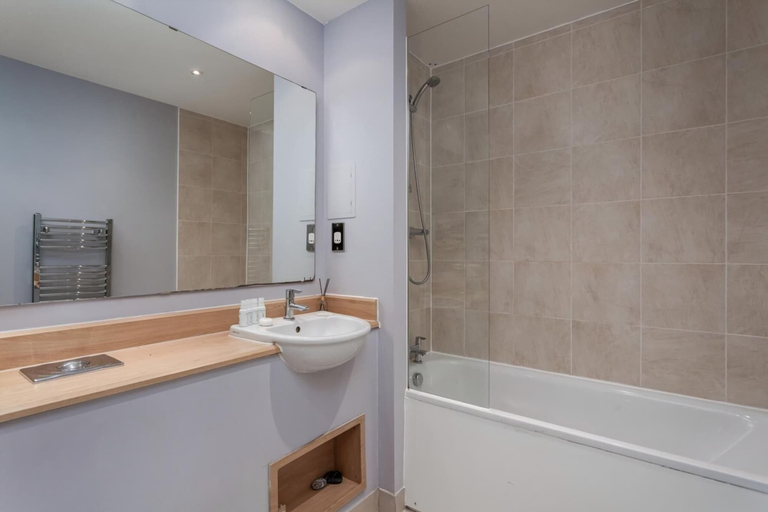 Bathroom 3, Bright and Stylish Kennington Gem, London