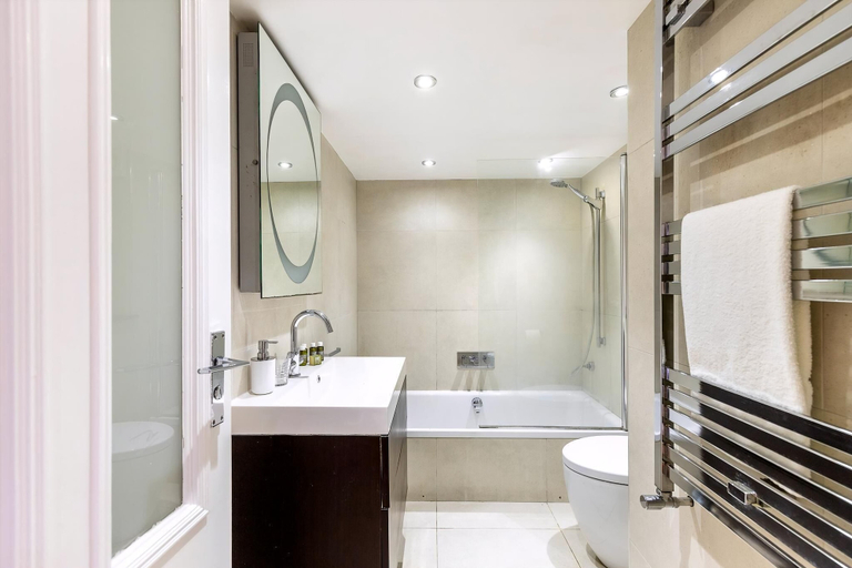 Bathroom 4, Charming Two-Bedroom Flat in West Hampstead, London