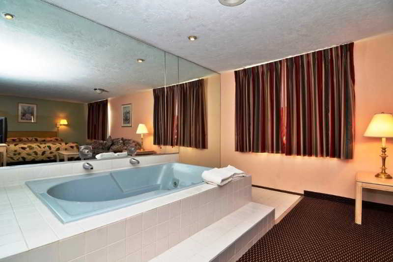 Bathroom, Rodeway Inn Willamette River, Benton