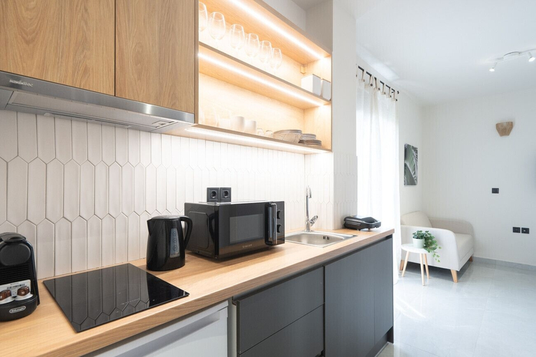 Room 4, LIV - Modern Studio Apartment S8-3c, Attica