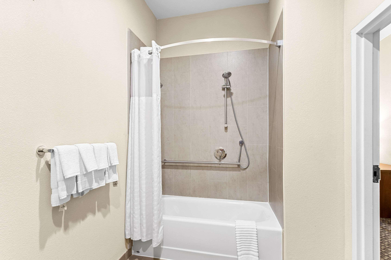 Bathroom 4, Comfort Inn & Suites Grenada Lake, Grenada