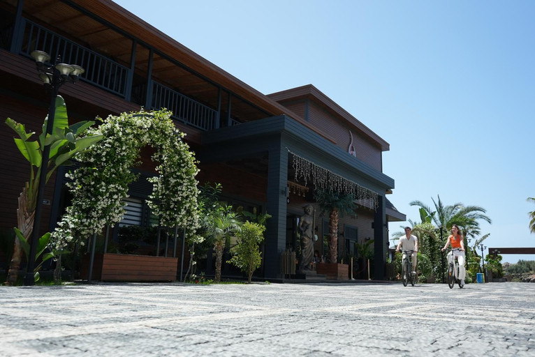 Exterior & Views