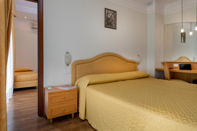 Others 4, Hotel Astor, Rimini
