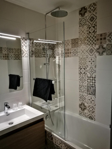Bathroom 4, Brit Hotel Landivisiau, Finistère