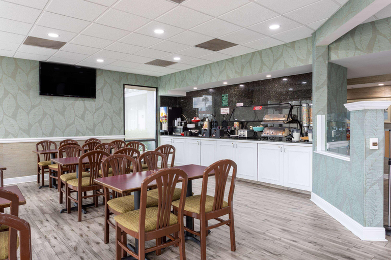 Food & Drinks, Ramada by Wyndham Altamonte Springs, Seminole