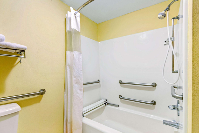 Bathroom 4, Days Inn by Wyndham Covington, Tipton