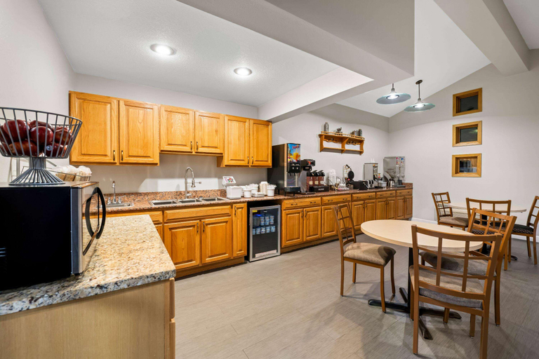 Others 5, Super 8 by Wyndham Waverly, Bremer