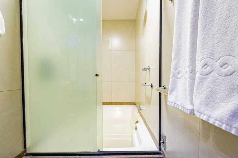 Bathroom 5, Bevile Hotel, Cataguases