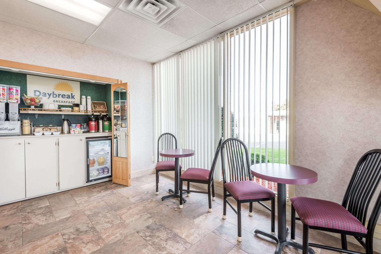 Public Area 2, Days Inn By Wyndham Niles, Trumbull