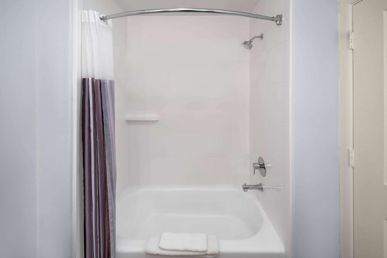 Bathroom 4, La Quinta Inn & Suites by Wyndham Austin - Cedar Park, Williamson