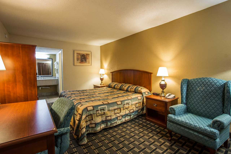 Bedroom 3, Econo Lodge Salisbury, Rowan