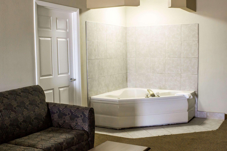 Bathroom, Quality Inn & Suites, Wilson