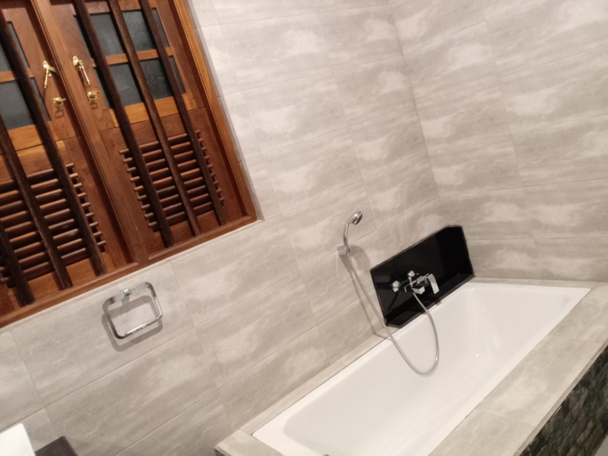 Bathroom 3, World's End Base Eco-Village, Imbulpe