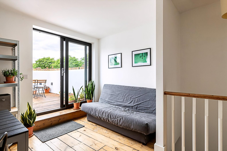 Others 5, Stylish Chiswick Apartment With a Private Terrace, London