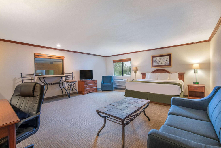 Bedroom 3, Days Inn by Wyndham Mitchell SD, Davison