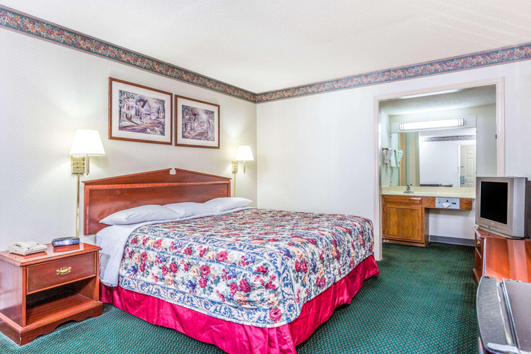 Bedroom 2, Days Inn By Wyndham Cornelia, Habersham