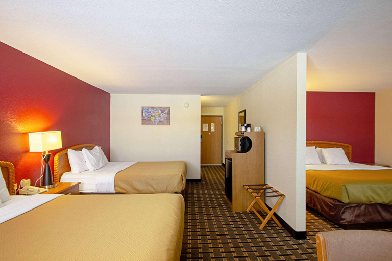 Bedroom 3, Econo Lodge Inn Suites, Sauk