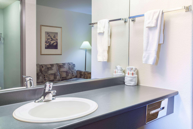 Bathroom 4, Super 8 by Wyndham Truro NS, Colchester