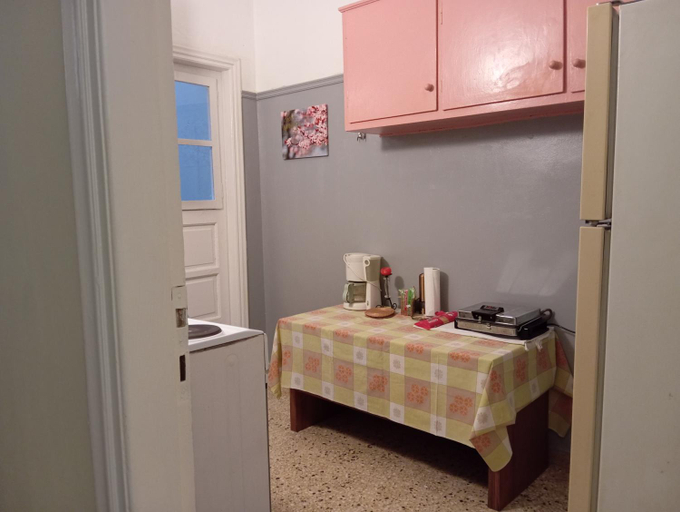 Others 2, Bunk bed in dorm 5' from metro, Attica