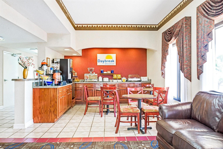 Food & Drinks 5, Days Inn by Wyndham Covington, Tipton