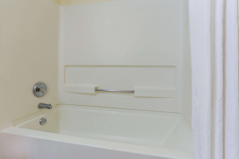 Bathroom 4, Super 8 by Wyndham Klamath Falls, Klamath