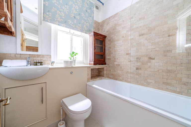 Bathroom 4, Cosy and Spacious Home, London
