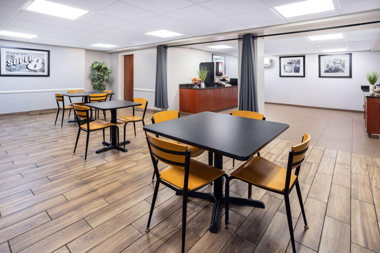 Food & Drinks 5, Super 8 by Wyndham Mount Laurel, Burlington