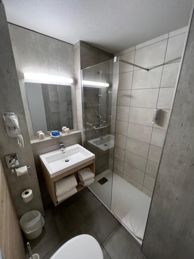 Bathroom 5, Brit Hotel Landivisiau, Finistère