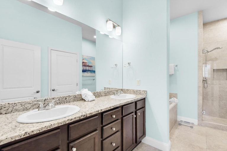 Bathroom 5, Alerio C202, Walton