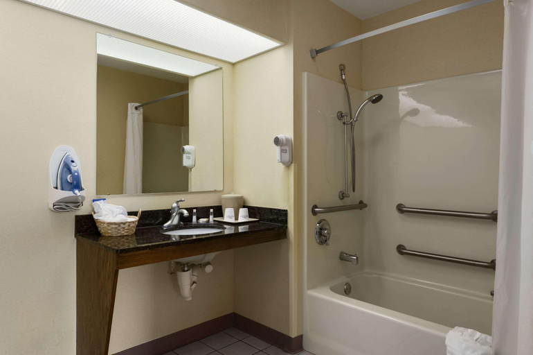 Bathroom 4, Baymont by Wyndham Dublin, Laurens